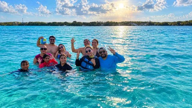 Grupo de viajeros en el agua de la Laguna de Bacalar.