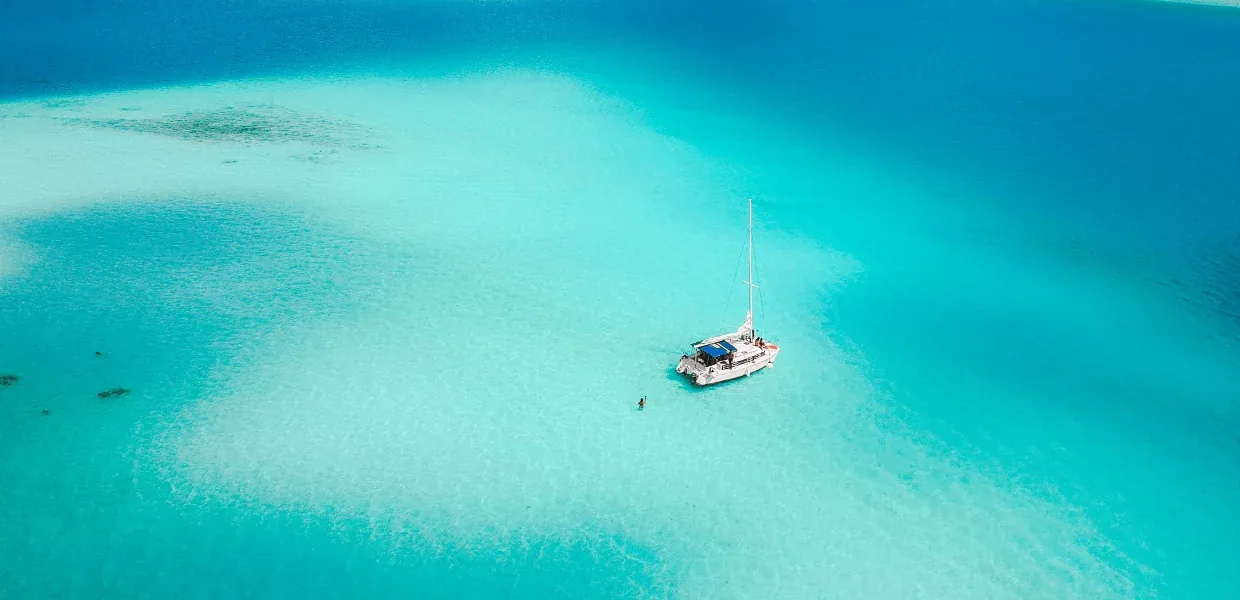 ¿Por qué la Laguna de Bacalar es conocida como la Laguna de los 7 Colores?