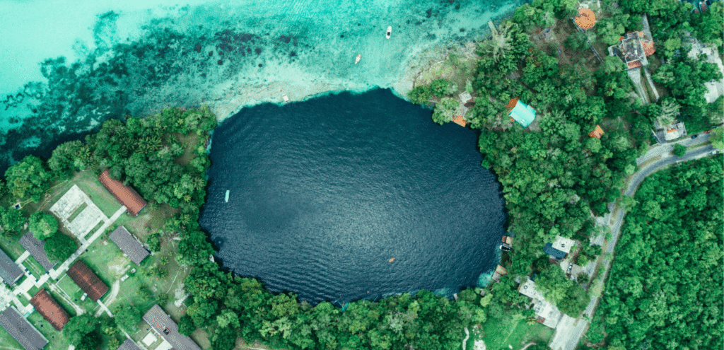 Cenote Negro de Bacalar: qué es, por qué se ve oscuro y cómo visitarlo